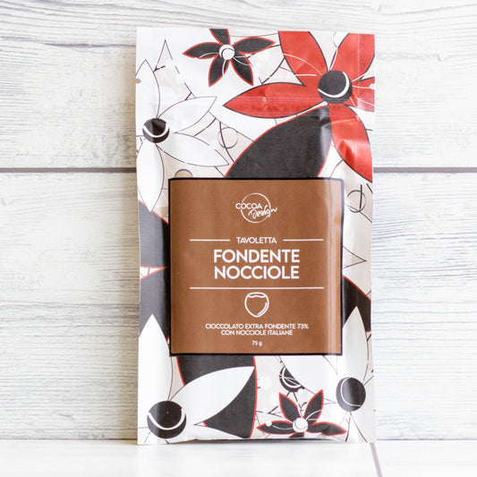 Tavoletta di cioccolato fondente con nocciole